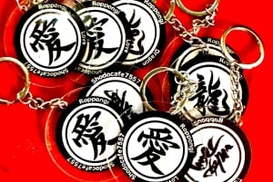 Tokyo: Kalligrafi på kanji-fläkt och rulle med dryck