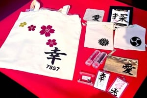 Tokyo: Kalligrafi på kanji-fläkt och rulle med dryck