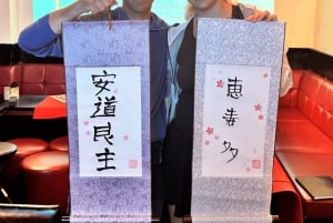Tokyo: Kalligrafi på kanji-fläkt och rulle med dryck