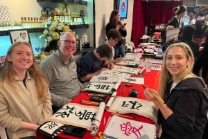 Tokyo: Kalligrafi på kanji-fläkt och rulle med dryck