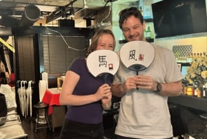 Tokyo: Kalligrafi på kanji-fläkt och rulle med dryck