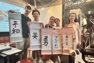 Tokyo: Kalligrafi på kanji-fläkt och rulle med dryck