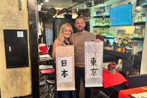 Tokyo: Kalligrafi på kanji-fläkt och rulle med dryck