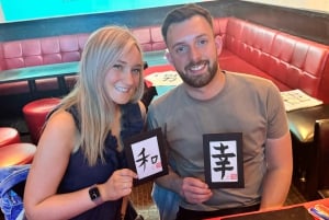 Tokyo: Kalligrafi på kanji-fläkt och rulle med dryck