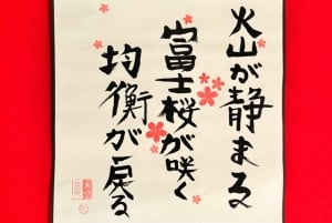 Tokyo: Kalligrafi på kanji-fläkt och rulle med dryck