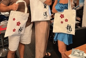 Tokyo: Kalligrafi på kanji-fläkt och rulle med dryck