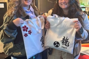 Tokyo: Kalligrafi på kanji-fläkt och rulle med dryck