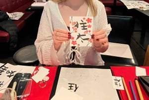 Tokyo: Kalligrafi på kanji-fläkt och rulle med dryck