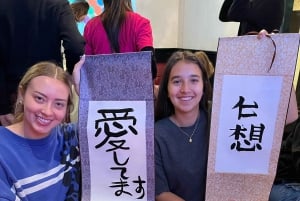 Tokyo: Kalligrafi på kanji-fläkt och rulle med dryck