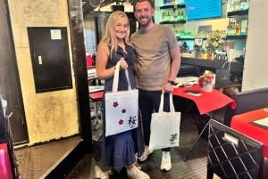 Tokyo: Kalligrafi på kanji-fläkt och rulle med dryck