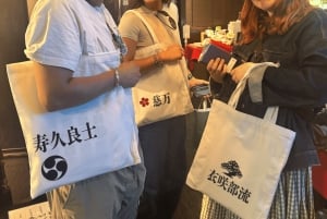 Tokyo: Kalligrafi på kanji-fläkt och rulle med dryck