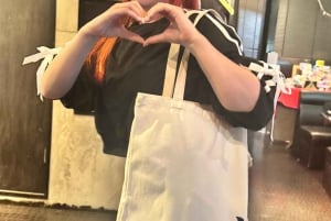 Tokyo: Kalligrafi på kanji-fläkt och rulle med dryck