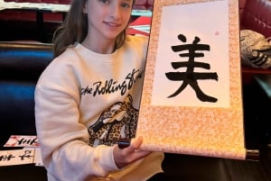 Tokyo: Kalligrafi på kanji-fläkt och rulle med dryck