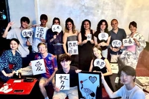 Tokyo: Kalligrafi på kanji-fläkt och rulle med dryck