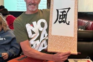 Tokyo: Kalligrafi på kanji-fläkt och rulle med dryck