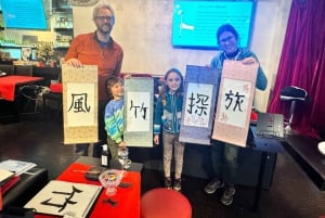 Tokyo: Kalligrafi på kanji-fläkt och rulle med dryck