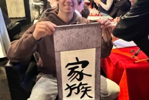 Tokyo: Kalligrafi på kanji-fläkt och rulle med dryck