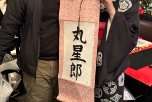 Tokyo: Kalligrafi på kanji-fläkt och rulle med dryck