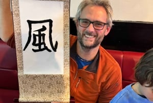 Tokyo: Kalligrafi på kanji-fläkt och rulle med dryck