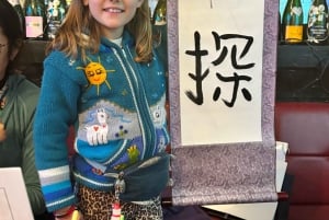 Tokyo: Kalligrafi på kanji-fläkt och rulle med dryck