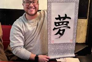 Tokyo: Kalligrafi på kanji-fläkt och rulle med dryck