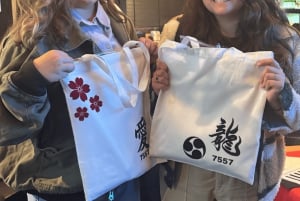 Tokyo: Kalligrafi på kanji-fläkt och rulle med dryck