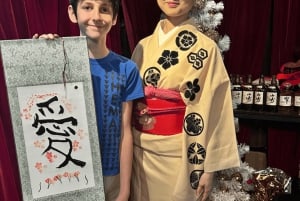 Tokyo: Kalligrafi på kanji-fläkt och rulle med dryck