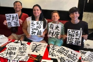 Tokyo: Kalligrafi på kanji-fläkt och rulle med dryck