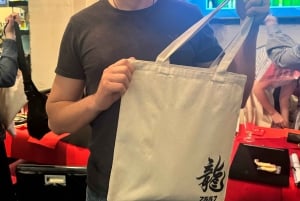 Tokyo: Kalligrafi på kanji-fläkt och rulle med dryck