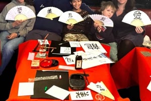 Tokyo: Kalligrafi på kanji-fläkt och rulle med dryck