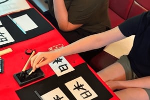 Tokyo: Kalligrafi på kanji-fläkt och rulle med dryck