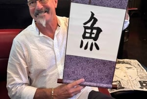 Tokyo: Kalligrafi på kanji-fläkt och rulle med dryck