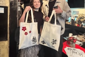 Tokyo: Kalligrafi på kanji-fläkt och rulle med dryck