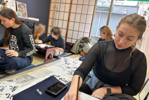 Токио: Мастерская каллиграфии и создание оригинальных футболок