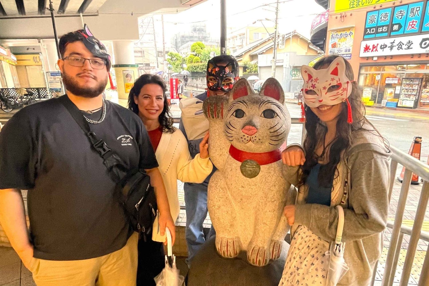 Tokyo: tour notturno alla libreria dei gatti e al Cat Lounge di Shinjuku