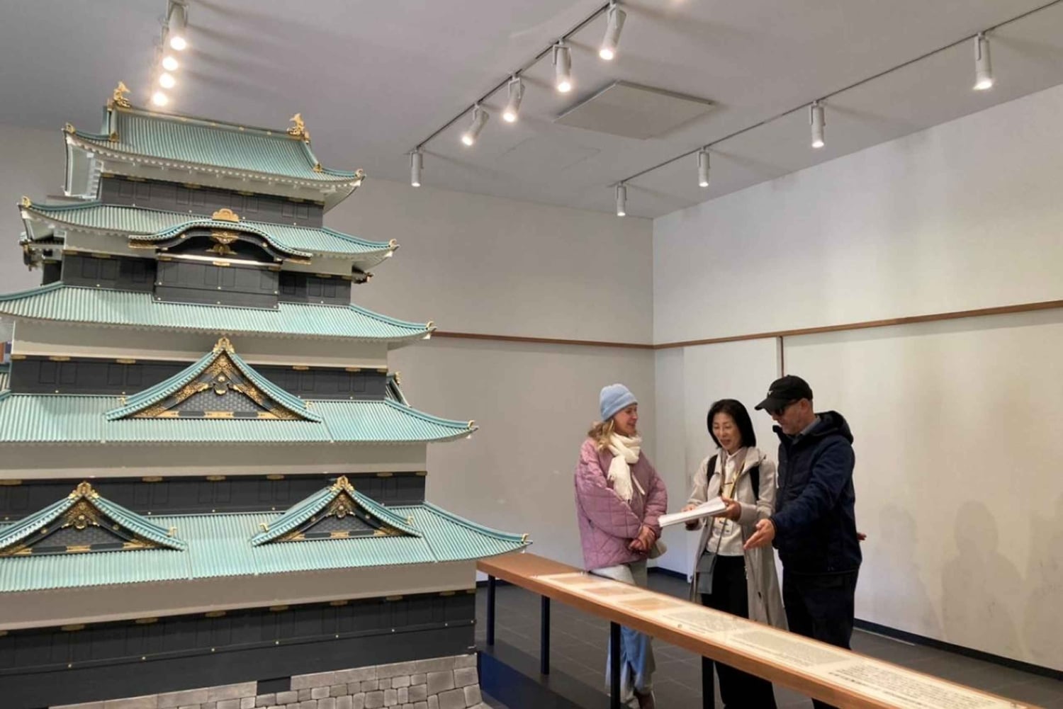 Tokyo - Kejsarpalatsets östra trädgård Kejsarpalatsets östra trädgård med historisk guide