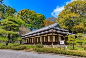 Tokyo - Kejsarpalatsets östra trädgård Kejsarpalatsets östra trädgård med historisk guide