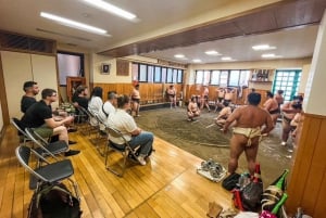 Tokio: Sumo Training Tour mit Sitzplatz am Ring und Fotoshooting