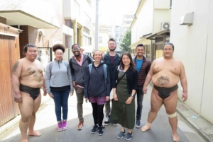 Tokio: Sumo Training Tour mit Sitzplatz am Ring und Fotoshooting