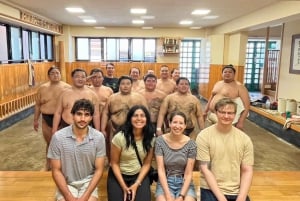 Tokio: Sumo Training Tour mit Sitzplatz am Ring und Fotoshooting