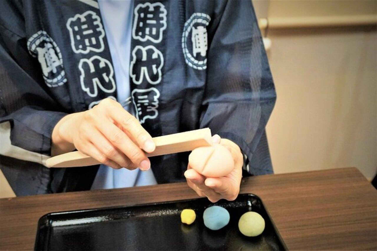 Tokyo: Guidet byvandring med wagashi-kursus
