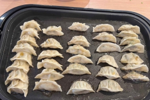 Tokyo: Gyoza Cooking Class with Supermarket Visit