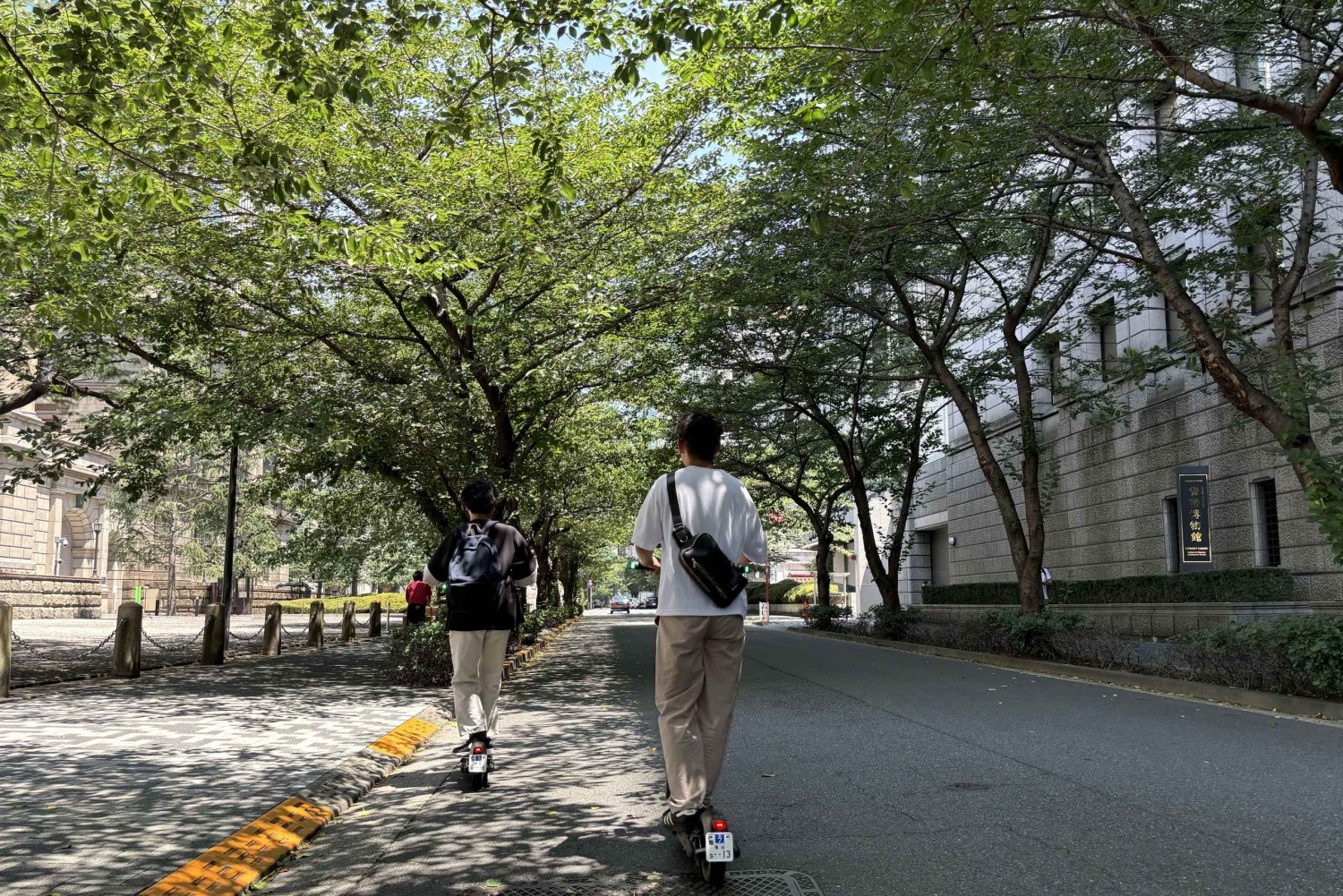 Tokyo: E-scooter Ride around the Imperial Palace area
