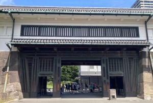 東京の皇居歴史散策と試食ツアーをご案内します