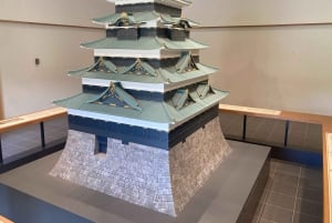 東京の皇居歴史散策と試食ツアーをご案内します