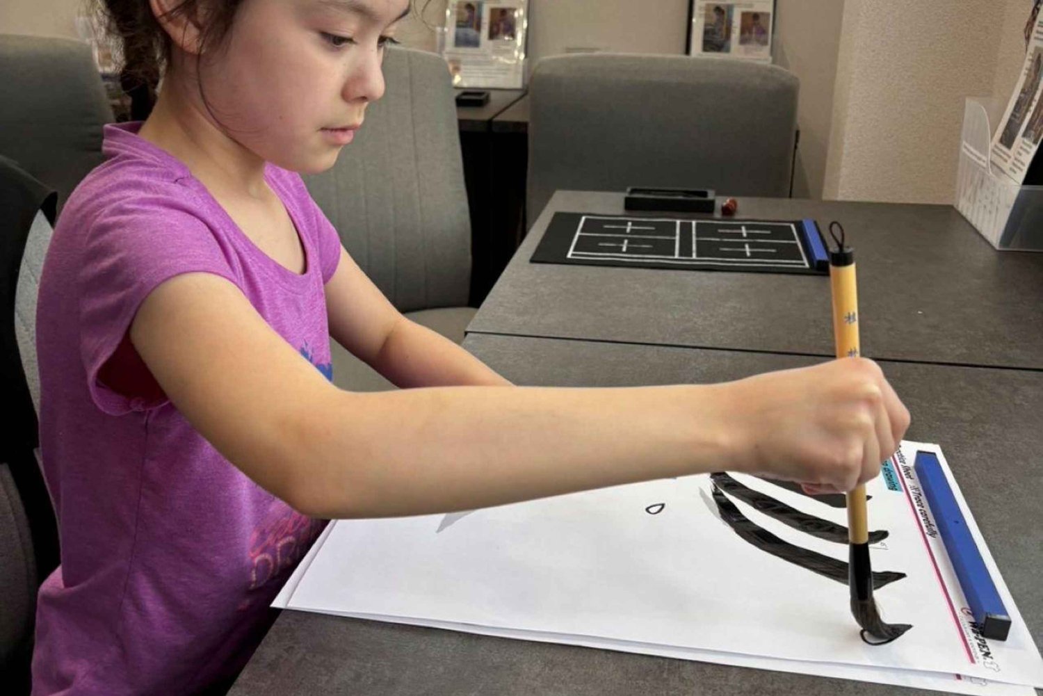 Caligrafía e imprime tu caligrafía en una camiseta.