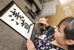 Calligraphiez et imprimez votre calligraphie sur un t-shirt.