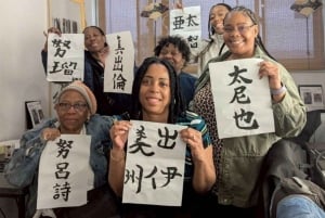 Calligraphiez et imprimez votre calligraphie sur un t-shirt.