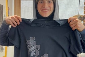 Calligraphiez et imprimez votre calligraphie sur un t-shirt.