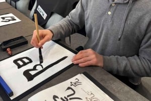 Calligraphiez et imprimez votre calligraphie sur un t-shirt.